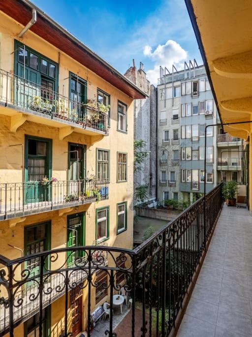 Mexicopo Apartment With Garage Будапеща Екстериор снимка